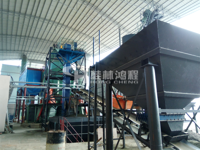 膨脹石墨生產(chǎn)設(shè)備，石墨磨粉機(jī)，立式磨粉機(jī)，立磨，磨粉機(jī)械，桂林鴻程