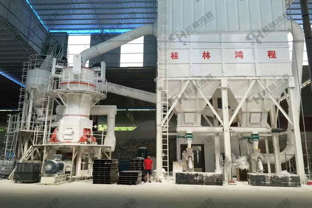 新疆石墨礦，超細(xì)磨粉機(jī)，石墨磨粉機(jī)，石墨超細(xì)磨，超細(xì)立磨，超細(xì)立式磨粉機(jī)，磨粉機(jī)價(jià)格，磨粉機(jī)廠家