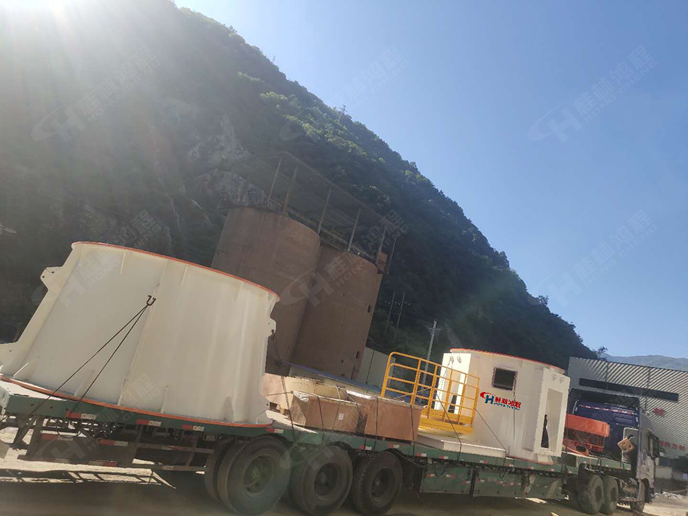 國(guó)內(nèi)某碳酸鈣企業(yè)迎來三臺(tái)HLMX1700超細(xì)磨粉機(jī)立式磨粉機(jī)和HC1900大型雷蒙磨安裝工程順利開展喜訊！