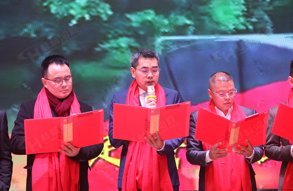 金牛辭舊歲，猛虎迎春來(lái)。搭著歡樂(lè)的時(shí)光列車(chē)，我們一起歡送碩果累累的2021年，迎來(lái)了嶄新的2022年。1月26日，我們歡聚一堂，在歡聲笑語(yǔ)、載歌載舞中迎接新春，“立足新鴻程開(kāi)創(chuàng)新局面”桂林鴻程2021年年終總結(jié)表彰會(huì)由此開(kāi)始！