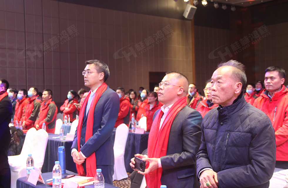 金牛辭舊歲，猛虎迎春來(lái)。搭著歡樂(lè)的時(shí)光列車(chē)，我們一起歡送碩果累累的2021年，迎來(lái)了嶄新的2022年。1月26日，我們歡聚一堂，在歡聲笑語(yǔ)、載歌載舞中迎接新春，“立足新鴻程開(kāi)創(chuàng)新局面”桂林鴻程2021年年終總結(jié)表彰會(huì)由此開(kāi)始！